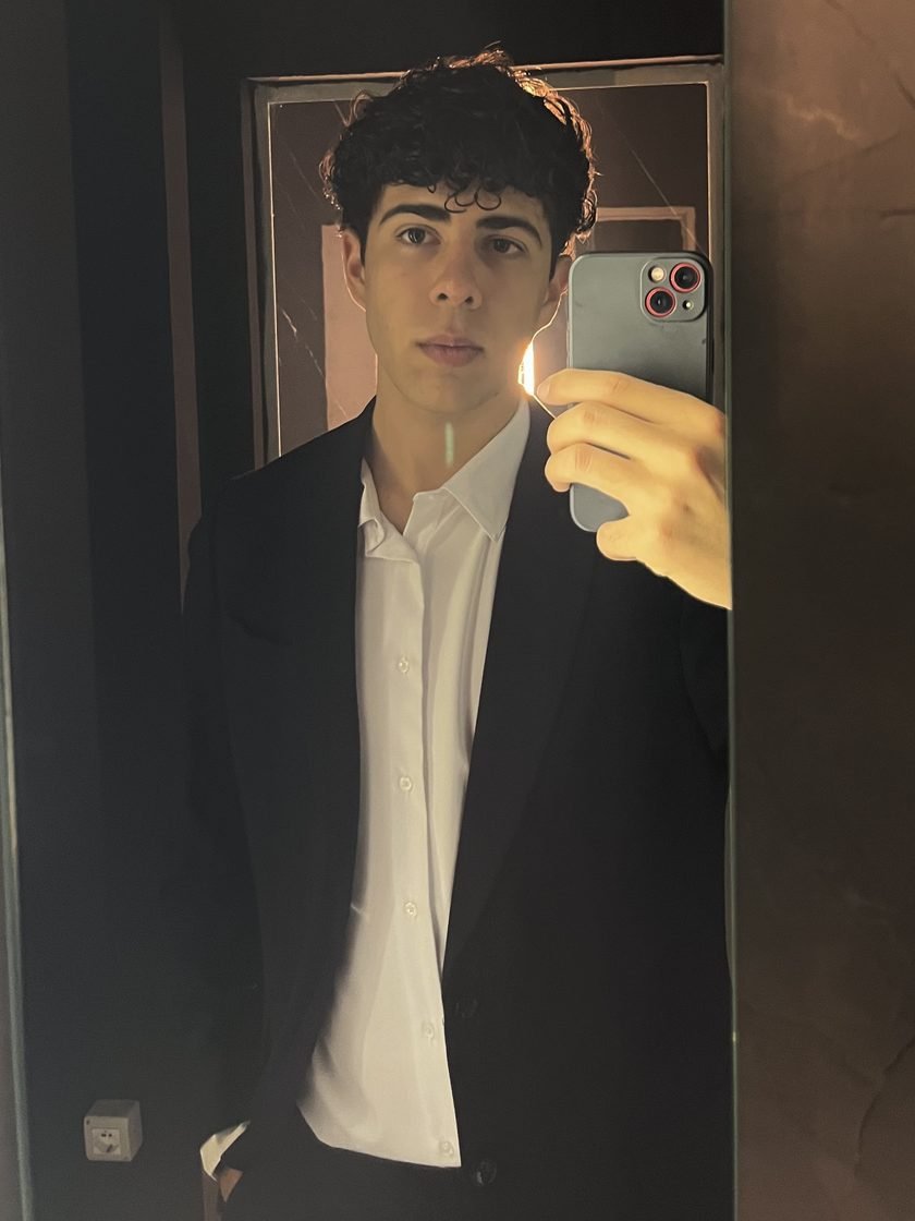 Ritratto di Gabriele Valente, software engineer, in giacca scura e camicia bianca