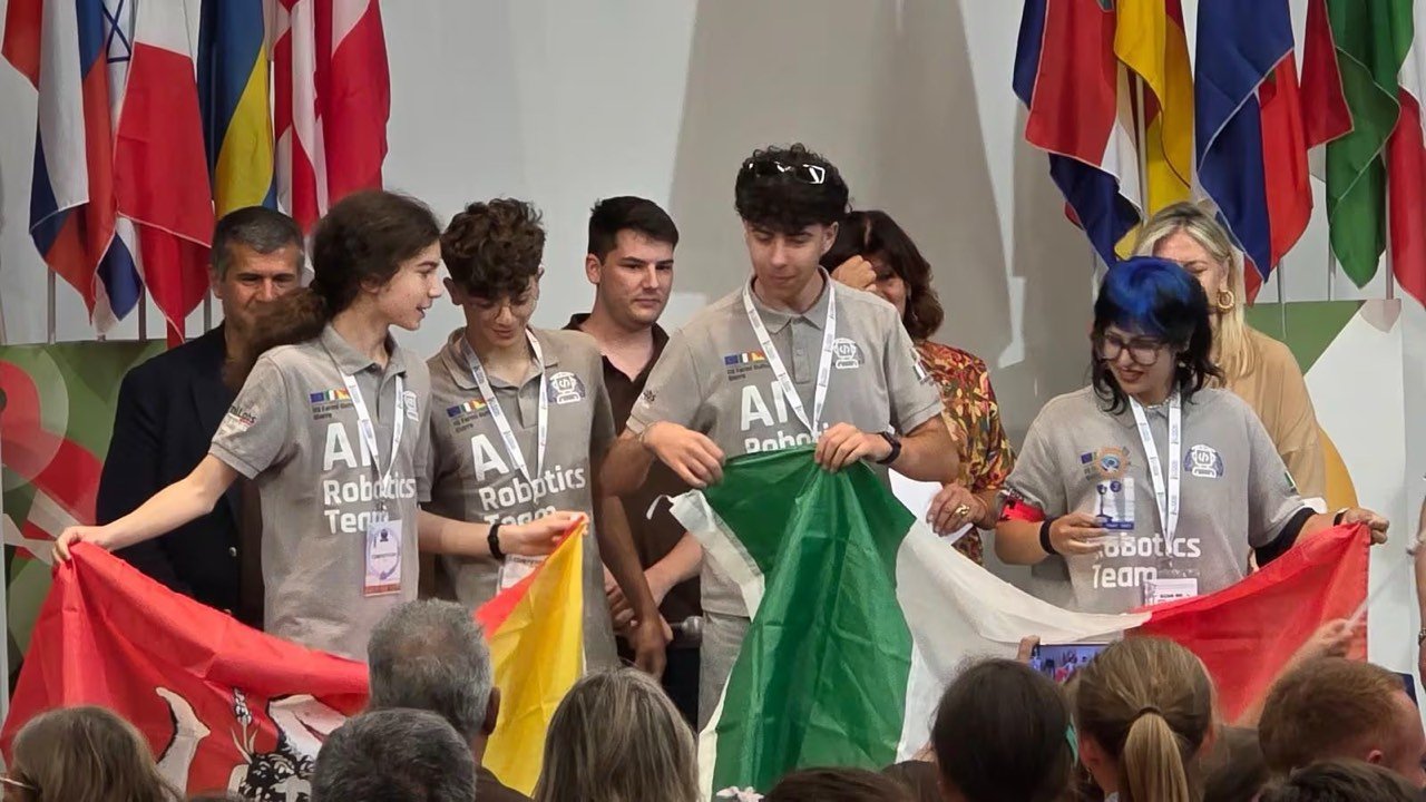 Il team MezaMaze sul palco della RoboCup Junior European Championship